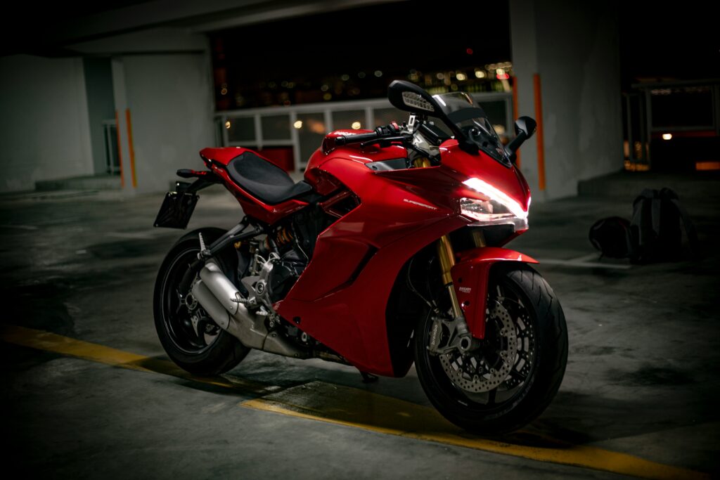Moto rossa all'interno di un garage